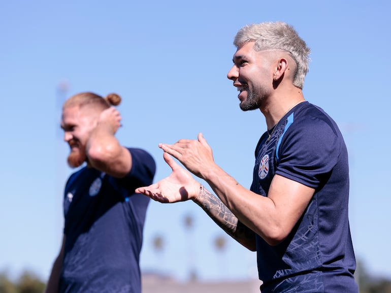 Julio Enciso trabajó a la par de sus compañeros hoy y estaría para el debut.
