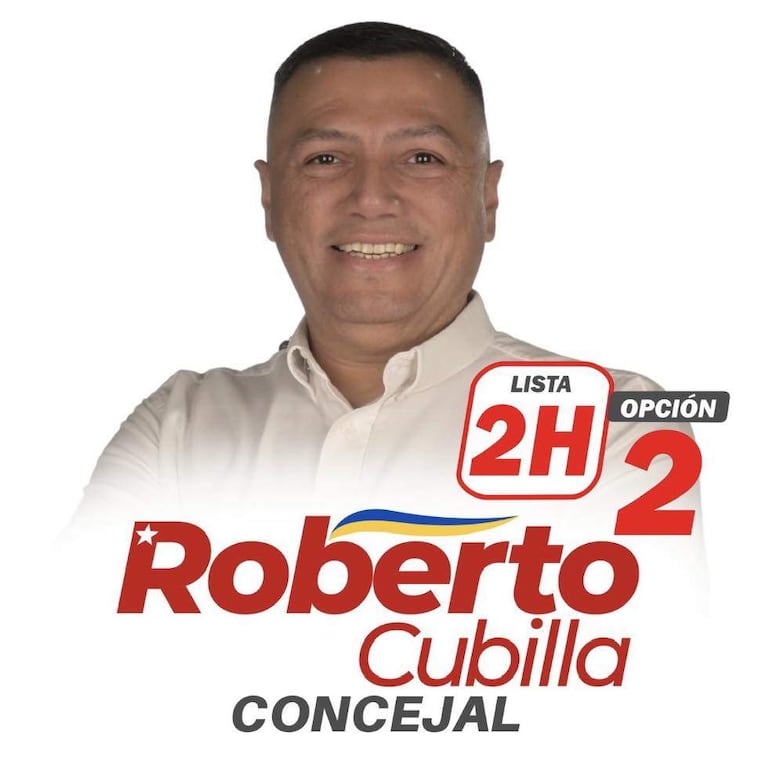 Roberto Cubilla sonriendo, con camisa blanca, nombre y cargo visible en letras rojas en la esquina inferior izquierda.