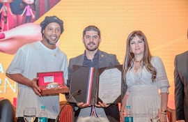 Dalia López (d), quien trajo a Ronaldinho Gaucho al país y que terminó en un gran escándalo, aparece como presidenta de Permanent Oriental Holding.