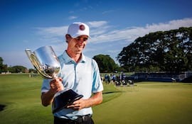 David Puig, con el trofeo de campeón obtenido en Australia.