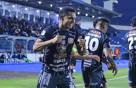 El delantero rayadito Cristian Colmán (35), autor del único gol en PJC, celebra junto a sus compañeros.