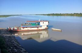 El rìo Paraguay repunto 52 cm en solo dos semanas, frente al puerto de Fuerte Olimpo.