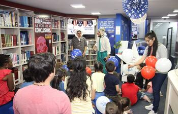 En la biblioteca Roosevelt hubo teatro para chicos que oyeron historias aprendieron de manera didáctica.