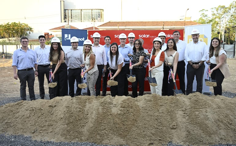 Parte del gran equipo de Solar Banco en la palada inicial celebrando lo que será la nueva casa matriz de la entidad bancaria.