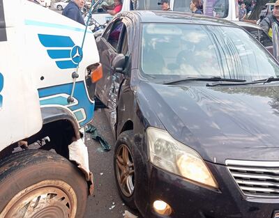 El automóvil fue impactado en la parte lateral por el bus en la rotonda Oasis.