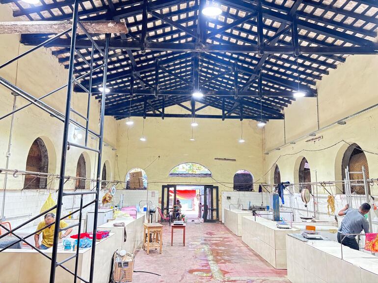 En el sector de la carnicería y los salones comerciales se están realizando mejoras en el techo y la iluminación.