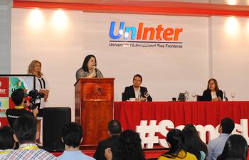 La rectora de la Universidad Internacional Tres Fronteras (Uninter), doctora Natalia Duarte, dirigiéndose al público durante el acto de entrega de becas.