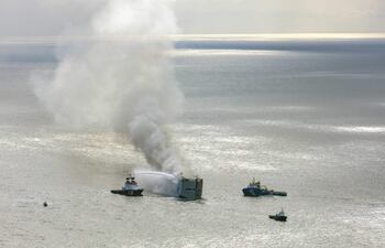 Vista aérea que muestra los trabajos de extinción del incendio desatado ayer martes en el buque de carga Fremantle en el Mar del Norte. Uno de los 23 tripulantes que iban a bordo ha fallecido, mientras otros han resultado heridas. EFE/ Flying Focus Bv