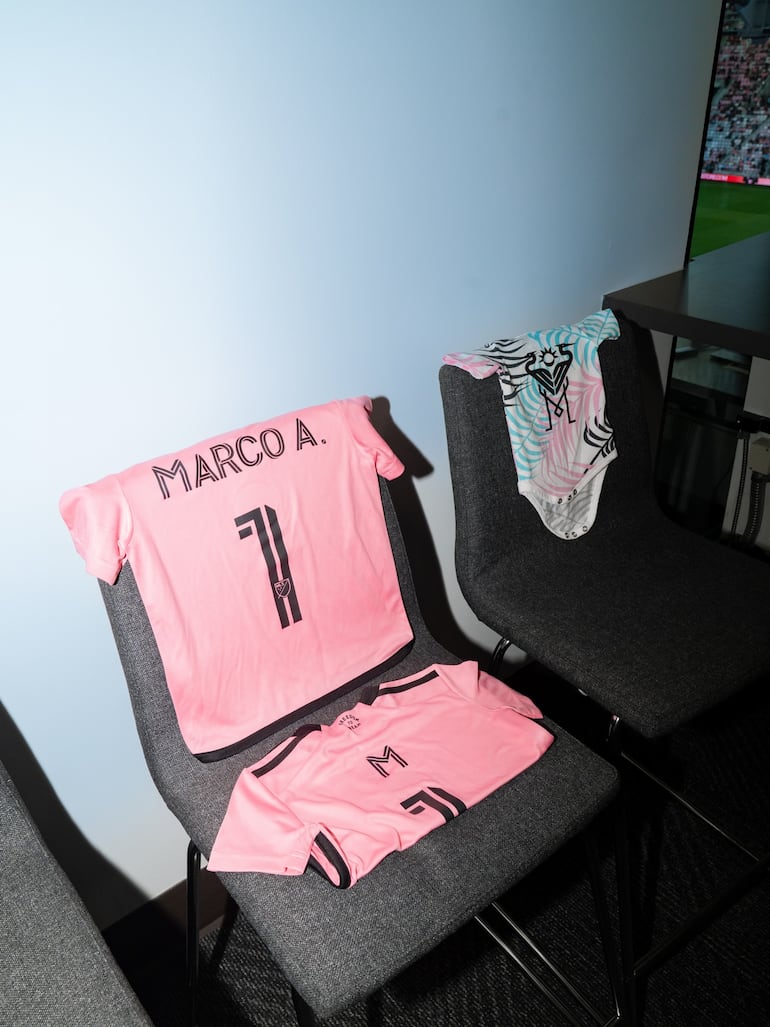 Marc Anthony, Marquito y la bebé en camino recibieron regalos del Inter Miami. (Instagram/Nadia Ferreira)