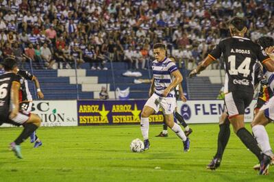 El extremo de 2 de Mayo Elías Ezequiel Alfonso Aranda encabeza uno de los tantos avances que generó ayer, en el empate con General Caballero, en la “Terraza del país”.