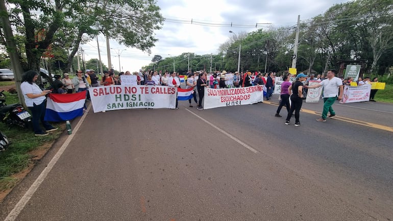 Manifestación con alrededor de 30 personas, varias sosteniendo pancartas con mensajes de reivindicación y un ambiente de protesta pacífica.