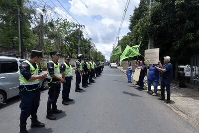 La manifestación de trabajadores de Suministros Médicos del IPS, destacó por el gran operativo policial que acompaño el reclamo.