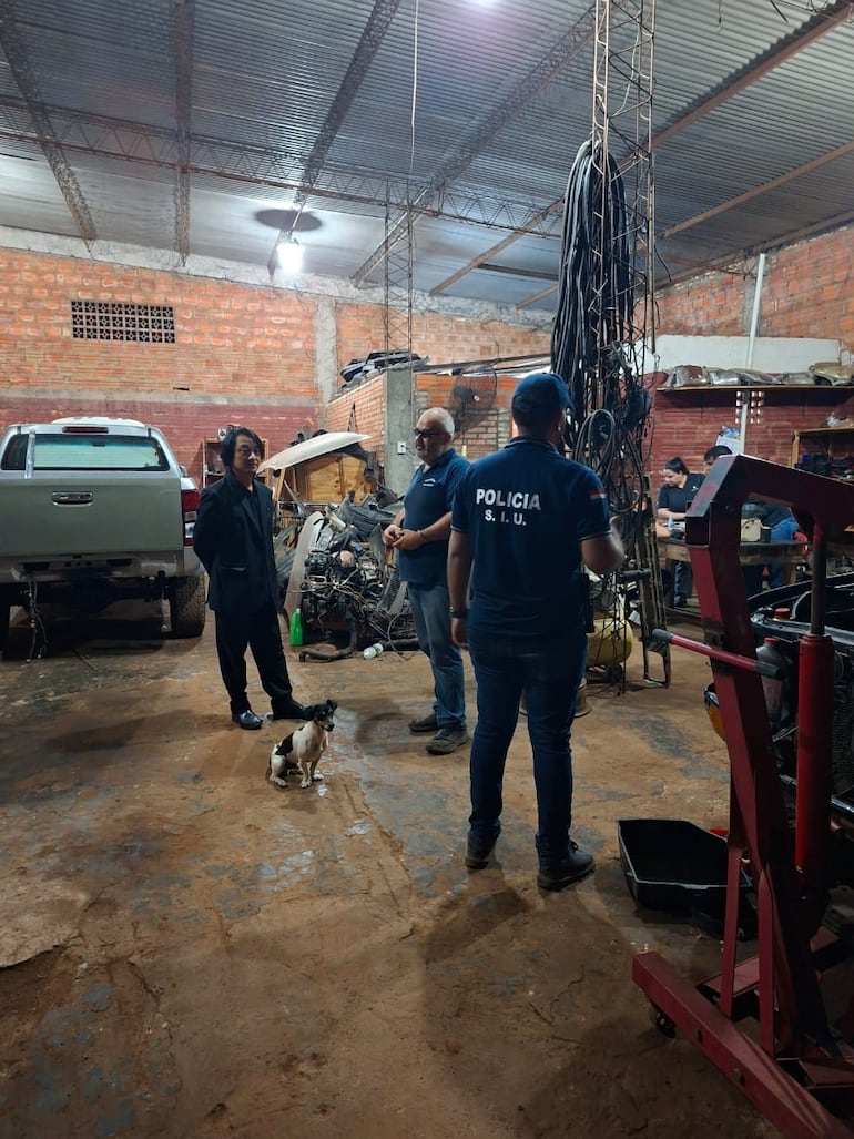 El fiscal Deny Pak junto al detenido Mariano Genes, en su taller de Limpio.