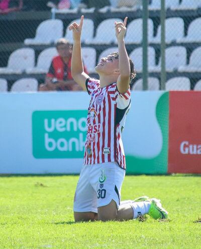 Brazos en alto de Axel Galeano, después de marcar su gol, el segundo del Sportivo San Lorenzo sobre River Plate.