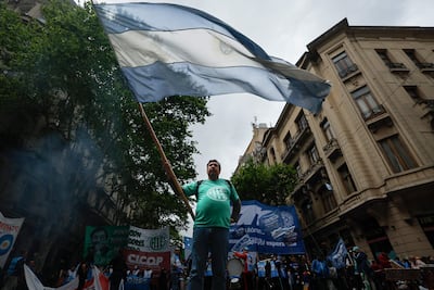 Un hombre sostiene una bandera durante una manifestación contra el Gobierno del presidente de Argentina, Javier Milei, este jueves en Buenos Aires (Argentina).