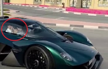 El presidente Santiago Peña, "de paseo" en un lujoso Aston Martin Valkyrie, en Dubái.