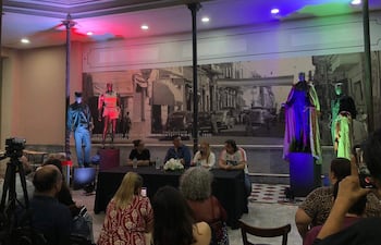 Lanzamiento del libro Puto Teatro, con la presencia de Jazmín Mello, Hugo Robles, Luz Saldívar y Martín Pizzichini, el jueves 26 de marzo, en la Casa Bicentenario del Teatro Edda de los Ríos.