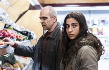 Luis Tosar y Carolina Yuste en una escena de la película española "La infiltrada", inspirada en la historia real de una policía infiltrada en la banda terrorista ETA.