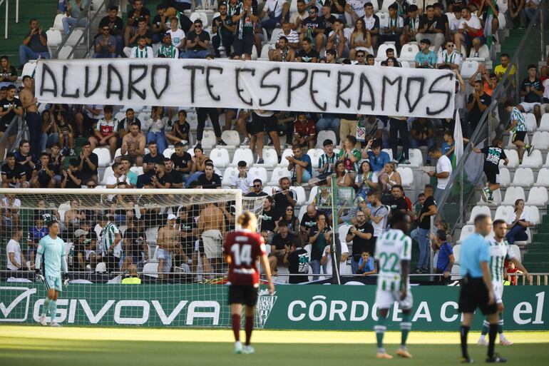 Imagen de una pancarta de apoyo este sábado en el estadio del Arcángel durante el encuentro Córdoba CF y Mérida. Álvaro Prieto, el joven de 18 años desaparecido en Sevilla y pertenece al equipo juvenil del Córdoba CF.