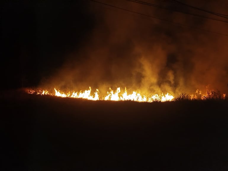 Así se observaba el voraz incendio de pastizal registrado anoche en el kilómetro 41 de la ruta PY02, en Ypacaraí, que generó gran humareda y complicaciones en la circulación.