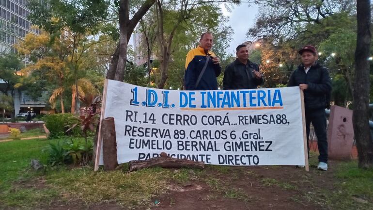 Exsoldados del 89 protestan este martes en el centro de Asunción.