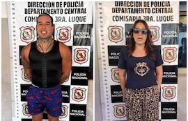 Franccesco Nathanael Canatta González, con camiseta negra y shorts azules, junto a su madre Josefina González con pantalones de leopardo, en un entorno policial.