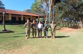 El ministro de Defensa Nacional, Óscar Luis González Cañete (de blanco, de civil), con altos mandos militares en Canindeyú.