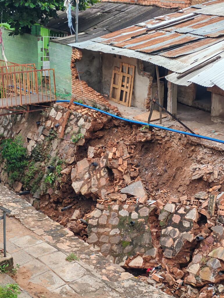 Muro de contención se derrumbó en el arroyo Paraguarí en Barrio Obrero de Asunción.
