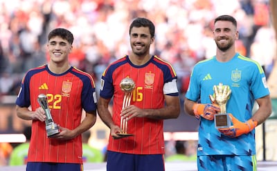 Los españoles Pau Cubarsí, Rodri y Unai Simón posan con sus premios después del partido de la Final de la Copa Mundial de la FIFA 2026 entre España y Argentina en el New York New Jersey Stadium, en East Rutherford, Nueva Jersey.