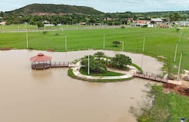Parque Ecológico Cerro Hũ de Paraguarí, donde los visitantes pueden disfrutar de una laguna artificial rodeada de serranías y un paisaje natural único.