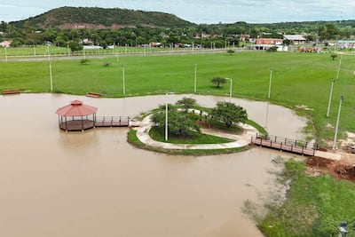 Parque Ecológico Cerro Hũ de Paraguarí, donde los visitantes pueden disfrutar de una laguna artificial rodeada de serranías y un paisaje natural único.