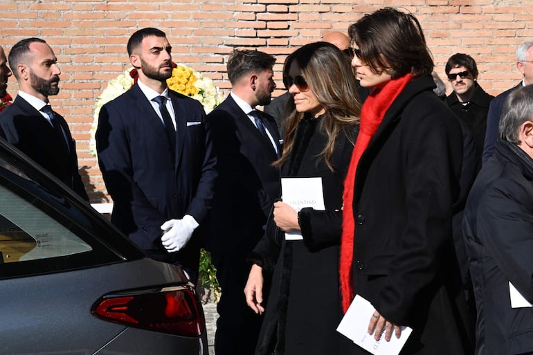 Elizabeth Hurley con su hijo Damian Charles se despidió del diseñador de moda italiano Valentino Garavani en su funeral en la Basílica de S. Maria degli Angeli e dei Martiri en Roma. (EFE/EPA/MAURIZIO BRAMBATTI)
