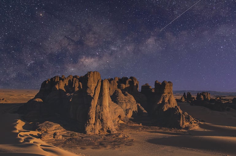 Vista de las montañas y la Vía Láctea desde Sahara Hoggar, Argelia.
