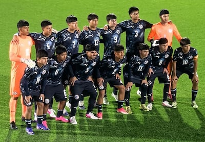 Los integrantes de la selección paraguaya Sub 15 posan antes del partido contra República Checa, en el Campo 10 del complejo Hovsan, en Bakú.