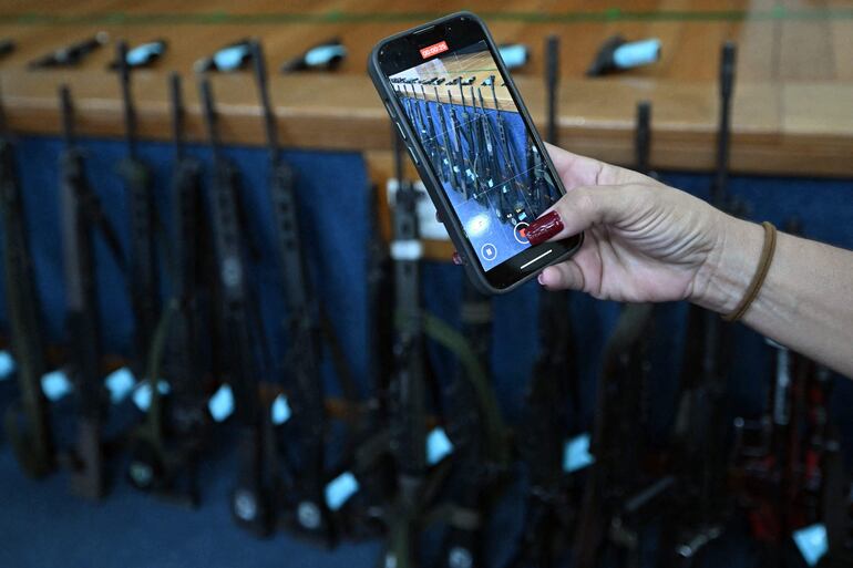 Armas legalmente importadas a Paraguay acaban en manos del Comando Vermelho, revela investigación de la BBC