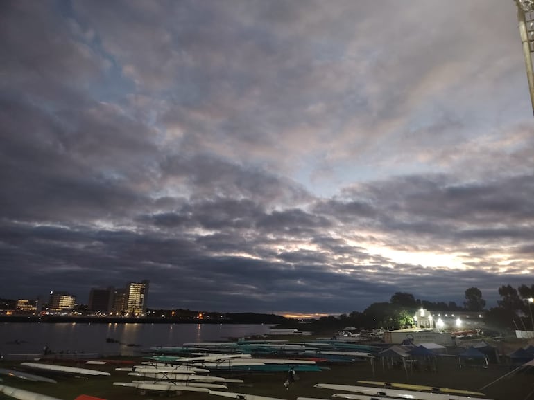 Los botes en El Mgibuá solo esperan la chicharra para largar esta cita regional.