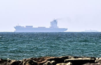 Barcos cerca de la costa de Sarja, Emiratos Árabes Unidos.