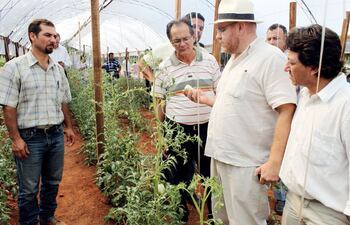 el-exministro-de-agricultura-jorge-gattini-en-uno-de-los-invernaderos-subsidiados-por-el-mag-con-los-us-50-millones-de-los-bonos--213405000000-1434418.jpg