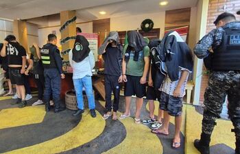 Los aprehendidos fueron trasladados a la base de Comando Tripartito de la Policía Nacional.