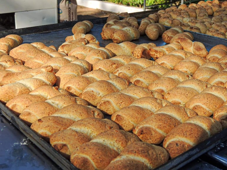 Bandeja de chipás dorados en ambiente al aire libre, sin personas visibles, con plantas de fondo.