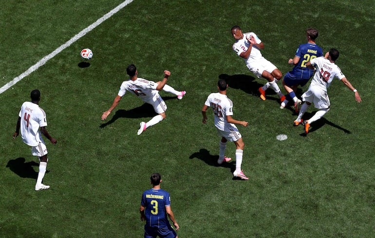 Ermin Mahmic (#26) de Bosnia y Herzegovina dejó parada a toda la defensa catarí para marcar el 3-1 final.