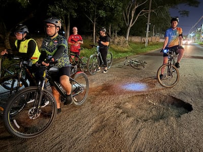 Bache “tipo cráter” provoca accidente de ciclista