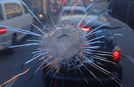 El vidrio de uno de los buses que fue vandalizado.