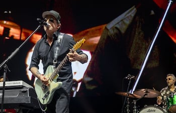 El artista argentino Andrés Calamaro encabezará la segunda edición del festival Rock al Puerto, presentando sus canciones junto al río Paraguay.