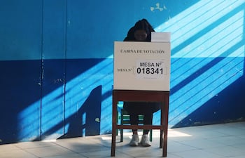 Una mujer vota este domingo, en la localidad de Huayllabamba en el Cusco (Perú).