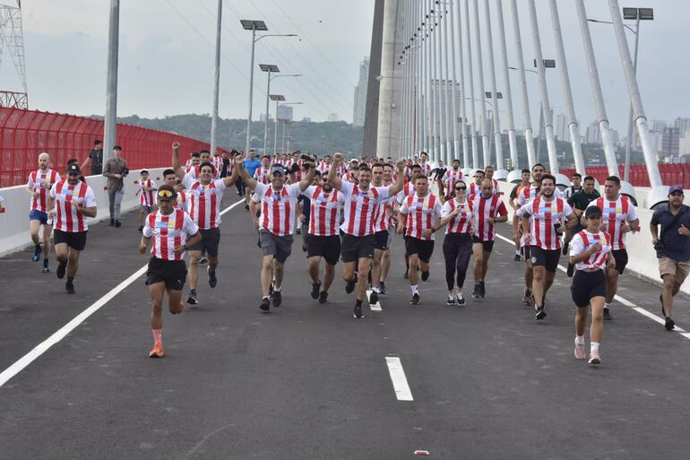 Santiago Peña participó de la correcaminata 5K en el puente Héroes del Chaco.