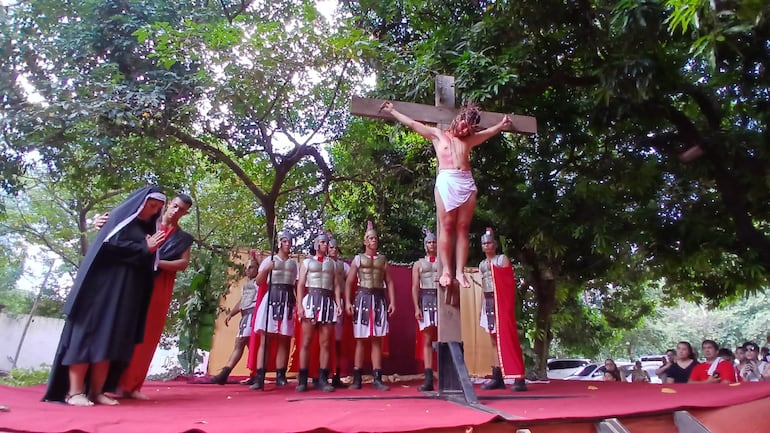 Jesús es crucificado. Su madre a sus pies.