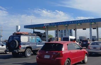 Se observa un intenso movimiento vehicular en el peaje de Ypacaraí.