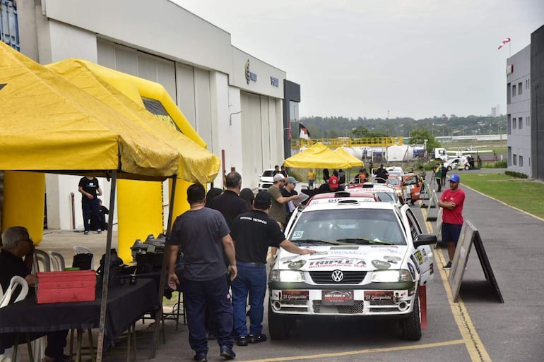 Los autos y las tripulaciones realizan las verificaciones técnica, administrativa y seguridad del Rally del Chaco 2026 en Hangares P.A.S., en Luque, Paraguay.
