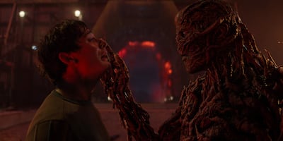 Fotograma de una de las escenas de la temporada 5 de la serie "Stranger Things" con Noah Schnapp en el papel de Will Byers y Jamie Campbell Bower como Vecna.